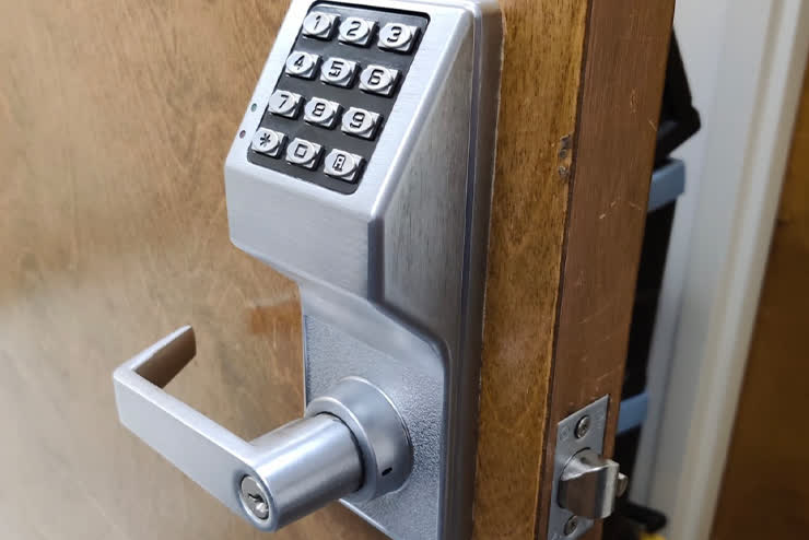Professional  commercial door lock reapir and repalcement service in Cleveland, OH